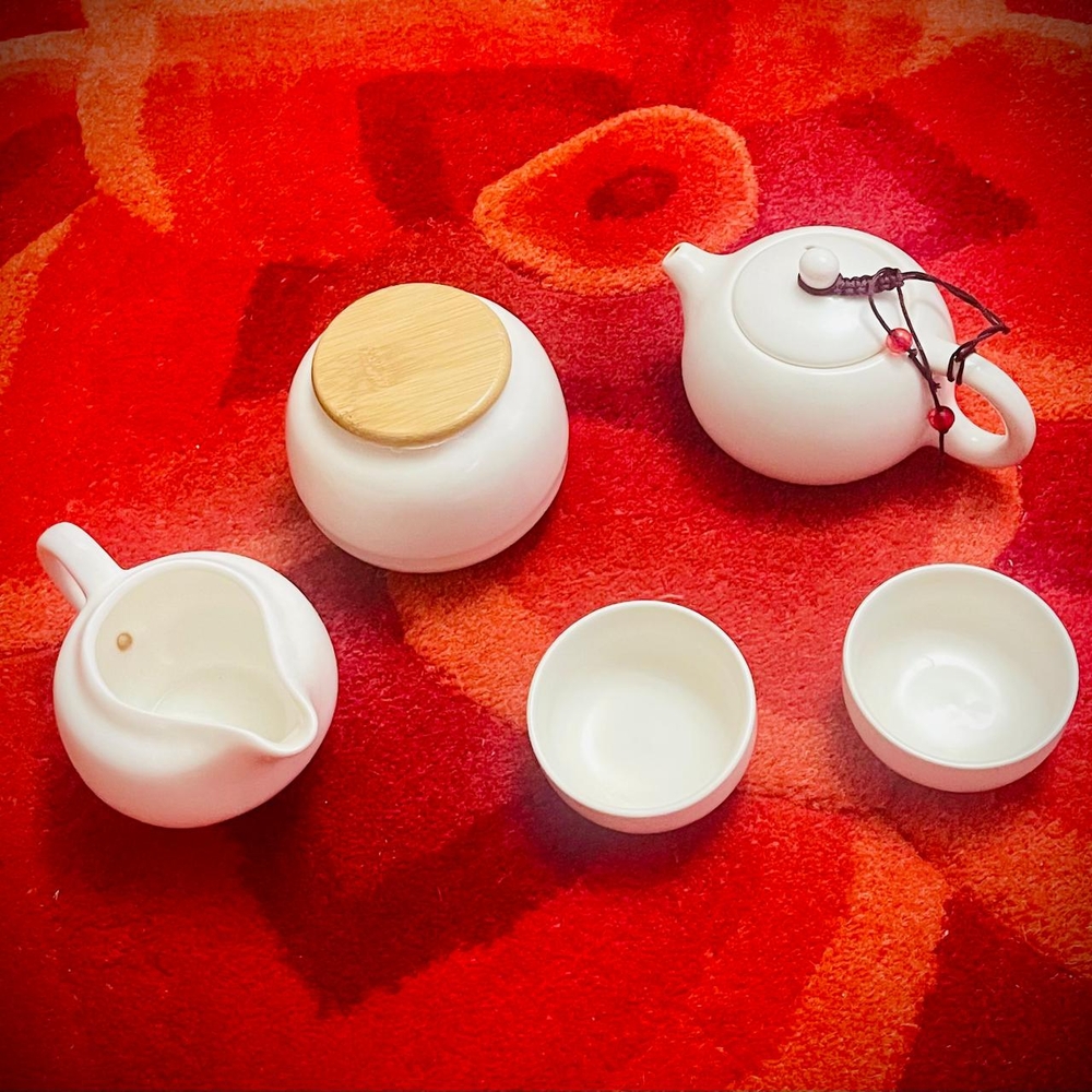 ELEGANT WHITE CERAMIC TEA SET – 5 PIECES.